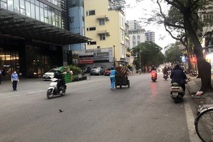 Sau khi đi từ Paris về, bệnh nhân số 50 đã sinh sống tại tầng 10 tòa nhà Lancaster (địa chỉ 20 phố Núi Trúc, phường Giảng Võ, quận Ba Đình, TP Hà Nội)