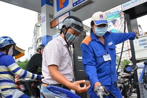 Giá dầu giảm sốc, lạm phát sẽ được ghìm cương?