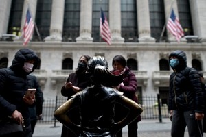 Khách du lịch bên ngoài Sàn giao dịch chứng khoán New York hồi tháng 1/2020. Ảnh: AFP