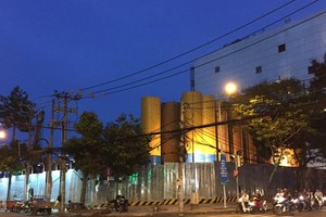 Khu đất “vàng” 1Bis-1Kép (Nguyễn Đình Chiểu, quận 1, TP.HCM) được quây tôn kín.