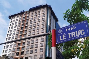 UBND thành phố Hà Nội yêu cầu chủ đầu tư hoàn trả số tiền UBND quận Ba Đình đã chi trả để tổ chức cưỡng chế phá dỡ, tháo dỡ giai đoạn 1 và tạm ứng số tiền để tổ chức cưỡng chế phá dỡ, tháo dỡ giai đoạn 2.