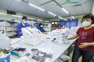 Các doanh nghiệp dệt may đang nỗ lực duy trì đơn hàng, tìm kiếm thị trường... để vượt qua “cơn bão” Covid-19. Ảnh: Đức Thanh