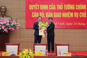 Ông Thái Thanh Quý, Bí thư Tỉnh ủy Nghệ An trao Quyết định phê chuẩn kết quả bầu Chủ tịch UBND tỉnh Nghệ An đối với đồng chí Nguyễn Đức Trung (Ảnh: Báo Nghệ An)
