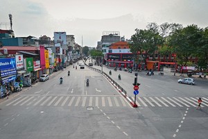 Để khống chế dịch bệnh, nhiều ngành kinh doanh như nhà hàng, khách sạn, vui chơi giải trí đã phải tạm dừng hoạt động.