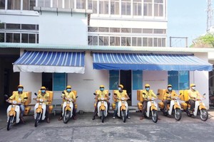 Vietnam Post triển khai dịch vụ giao hàng vào vùng dịch Covid-19. Ảnh: H.T
