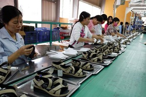 Ba hiệp hội kiến nghị Quốc hội thông qua việc giảm tỷ lệ đóng của người sử dụng lao động và người lao động vào quỹ bảo hiểm thất nghiệp từ 1% xuống 0,5%. Ảnh: TTXVN