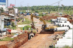 Dự án xây dựng, mở rộng nút giao ngã tư Dầu Giây vẫn ngổn ngang, chưa hẹn ngày hoàn thành.