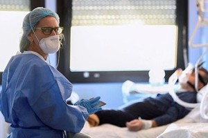 Các bang kêu gọi bệnh viên ngừng những cuộc giải phẫu không cần thiết để nhường chỗ cho bệnh nhân Covid-19. Ảnh: Getty Images.