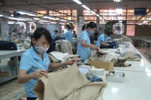 Theo VCCI, nếu dịch bệnh tiếp tục kéo dài, 75% số doanh nghiệp cho biết phải thu hẹp quy mô lao động, gần 10% số doanh nghiệp phải giảm quy mô lao động tới 50% so với hiện nay