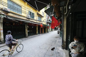 Do Covid-19, nhiều cơ sở kinh doanh, dịch vụ phải đóng cửa. Ảnh: Đ.T