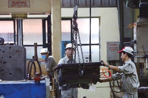 Sau khi chống dịch xong, sản xuất sẽ được khôi phục sớm. Trong ảnh: Xưởng khuôn đúc của Nhà máy Nhựa Hà Nội. Ảnh: Đức Thanh