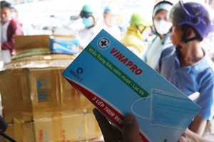 TP.HCM đưa khẩu trang, nước sát khuẩn vào nhóm hàng bình ổn, thiết yếu