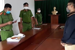 Công an đọc quyết định khởi tố đối tượng đánh bảo vệ vì bị nhắc đeo khẩu trang