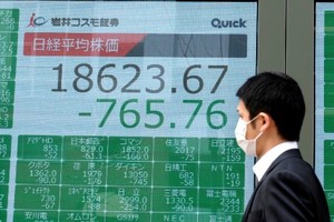 Chỉ số Nikkei 225 sáng nay 13/4 giảm 0,9% còn chỉ số Topix trượt nhẹ hơn với 0,69%. Ảnh: AFP