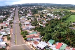 Hện nay mật độ phương tiện cơ giới đường bộ theo các tuyến đường Hồ Chí Minh, Quốc lộ 26, Quốc lộ 27 đi qua trung tâm thành phố Buôn Ma Thuột khá lớn đã gây ô nhiễm môi trường trong nội đô (thành phố Buôn Ma Thuột, thị xã Buôn Hồ) ảnh hưởng đáng kể đến sức khoẻ của nhân dân trong đô thị, gây mất ATGT và ùn tắc giao thông.