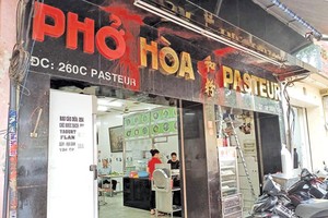 Quán Phở Hòa (quận 3, TP.HCM) từng bị nhóm đòi nợ ném chất bẩn nhằm “khủng bố” tinh thần chủ quán để buộc phải trả tiền thay cho người nhà.