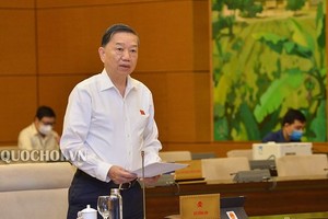 Bộ trưởng Bộ Công an Tô Lâm trình bày dự án Luật Cư trú (sửa đổi) trước Ủy ban Thường vụ Quốc hội.