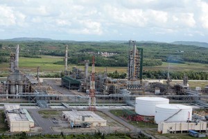 Do ảnh hưởng của Covid-19, Nhà máy Lọc dầu Dung Quất phải xem xét phương án tạm dừng vận hành một thời gian. Ảnh: Lê Toàn