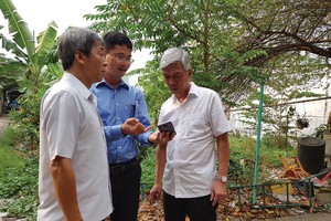 Phó chủ tịch UBND TP.HCM Võ Văn Hoan thị sát một công trình sai phép của một quan chức cấp quận ở Thủ Đức hồi cuối năm 2019