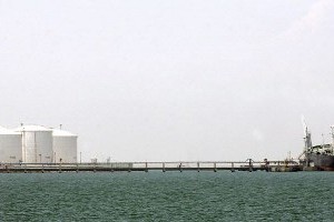 Xoay sở tích trữ dầu trên biển làm tăng thêm gánh nặng tài chính cho ngành dầu mỏ. Ảnh: AFP