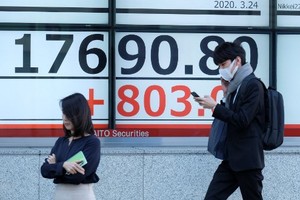 Chỉ số Nikkei 225 của Nhật Bản tăng 1,77% trong phiên giao dịch sáng nay 27/4 còn chỉ số Topix nhích 0,85%. Ảnh: AFP