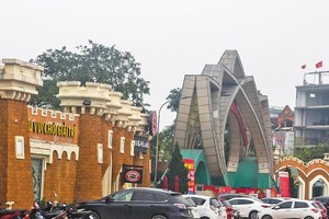 Công viên trung tâm TP. Vinh bị hàng loạt công trình thương mại, dịch vụ chen lấn.