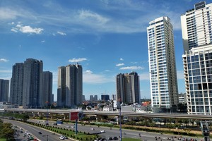 Dự án bất động sản mọc lên như nấm sau mưa dọc tuyến Metro số 1. Ảnh: Lê Toàn