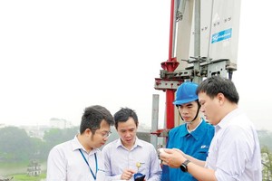 Đẩy nhanh số hóa nền kinh tế là một trong những giải pháp để đẩy nhanh công cuộc tái thiết kinh tế. Trong ảnh: Các chuyên gia của VNPT kiểm tra chất lượng mạng Vinaphone 5 G đang được thử nghiệm. Ảnh: Đ.T