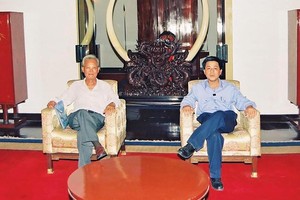 Ông Trần Vũ Bình (bên phải) cùng cụ Nguyễn Văn Triêm (tác giả đồ án trang trí nội thất Dinh Độc Lập, cộng sự của Anh hùng Trần Văn Lai tại biệt thự 6 - 8 Nguyễn Thị Huỳnh) chụp ảnh tại phòng tiếp khách của Dinh Độc Lập.