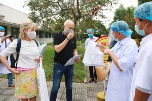 Với 270 ca nhiễm Covid-19 trong 100 triệu dân, hệ số lây nhiễm dịch bệnh ở Việt Nam thuộc nhóm thấp nhất thế giới. Trong ảnh: Đại diện Bệnh viện Trung ương Huế cấp thuốc cho bệnh nhân để tiếp tục điều trị bệnh nền sau khi ra viện.