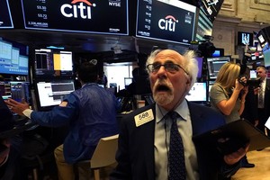 Chứng khoán Mỹ đêm qua ghi nhận cả 3 chỉ số lớn đều trượt dốc. Ảnh: AFP
