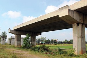 Nhiều gói thầu đường Hồ Chí Minh đoạn Chơn Thành - Đức Hòa thi công dang dở từ hơn 8 năm qua.