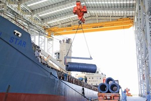 Xuất hàng thép Hòa Phát tại cảng Hòa  Phát Dung Quất.