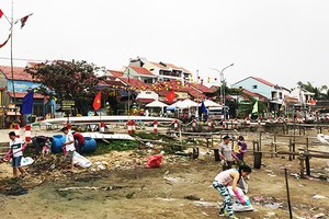 Người dân và du khách tham gia nhặt rác tại đô thị cổ Hội An.