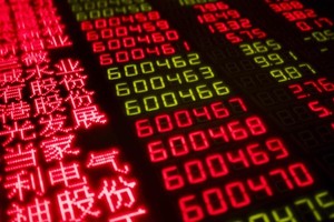 Sắc đỏ bao phủ chứng khoán Hong Kong trong phiên giao dịch sáng nay 4/5. Ảnh: AFP