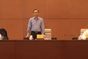 Chủ nhiệm Ủy ban Kinh tế Vũ Hồng Thanh chủ trì phiên họp sáng 5/5 (Ảnh: Mỹ An) 