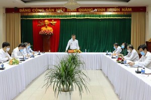 Ông Cao Tiến Dũng, Chủ tịch UBND tỉnh Đồng Nai yêu cầu khẩn trương triển khai xây dựng hệ thống hạ tầng kỹ thuật Khu tái định cư Lộc An - Bình Sơn để người dân có nơi ở mới, thực hiện di dời đúng theo cam kết. Ảnh: Phạm Tùng