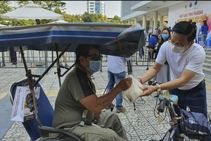 Anh Hà Đức Hùng trao gạo hỗ trợ cho người nghèo Đà Nẵng.