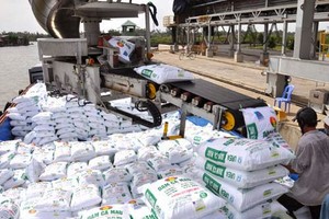 Bộ Công Thương kiến nghị Chính phủ, Quốc hội sớm sửa Luật Thuế 71 để gỡ khó cho doanh nghiệp phân bón trong bối cảnh Covid-19 ảnh hưởng nặng nề đến sản xuất kinh doanh của doanh nghiệp.