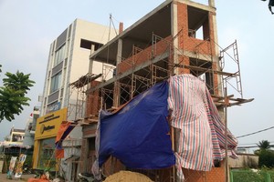 Nhiều người dân hoãn lại kế hoạch xây, mua nhà mới trong bối cảnh dịch bệnh khiến thị trường vật liệu xây dựng gặp khó