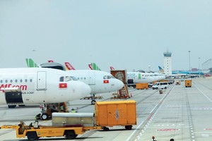 Máy bay của các hãng hàng không nằm chờ tại sân bay Tân Sơn Nhất. Ảnh: Đức Thanh