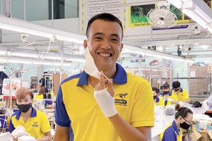 Phạm Quang Anh, sáng lập Công ty May mặc Dony.
Việc đầu tư chuyển đổi của Dony gần như bằng không, vì Công ty có thể tận dụng sẵn hạ tầng, trong khi kỹ thuật may khẩu trang vải không quá khó, nhất là với doanh nghiệp đã xuất khẩu sang Nhật Bản, Mỹ, châu Âu như Dony.