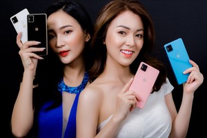 Trong ngày mở bán 17/5, khách hàng đến Bphone Store trên đường Dương Đình Nghệ, Hà Nội sẽ có cơ hội nhận được 01 chiếc Bphone 1 cùng nhiều phần quà hấp dẫn khác.