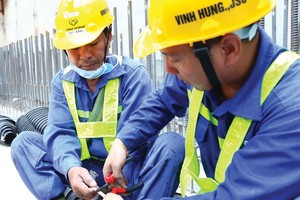 Công trường đã rộn rã trở lại. Ảnh: Lê Toàn