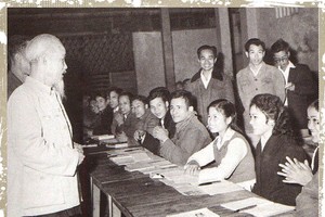 Chủ tịch Hồ Chí Minh thăm lớp học bổ túc văn hóa và kỹ thuật buổi tối của công nhân Nhà máy Ô tô 1/5, lá cờ đầu của phong trào bổ túc văn hóa ngành công nghiệp Hà Nội (19/12/1963).