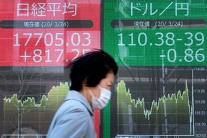 Chỉ số Nikkei 225 tăng nhẹ 0,16% trong phiên giao dịch sáng 18/5 còn Topix lên điểm không đáng kể. Ảnh: AFP