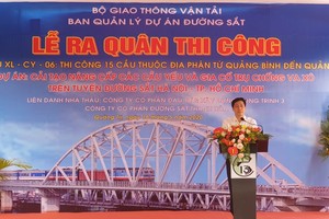 Thứ trưởng Bộ GTVT Nguyễn Ngọc Đông phát biểu chỉ đạo tại lễ ra quân xây dựng Gói thầu XL - CY - 06 (Dự án Cải tạo, nâng cấp các cầu yếu và gia cố trụ chống va xô trên tuyến đường sắt Hà Nội – TP. HCM).