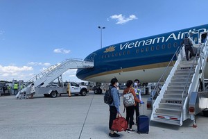 Các công dân Việt Nam lên máy bay trở về nước tại sân bay Washington Dulles.