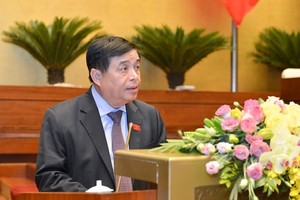 Bộ trưởng Bộ Kế hoạch và Đầu tư Nguyễn Chí Dũng trình bày báo cáo thuyết minh về Hiệp định EVIPA