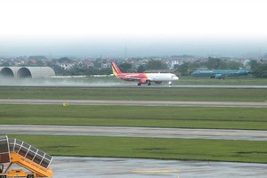 Nếu đề xuất về giao thầu của Bộ GTVT được thông qua, có thể khởi công 2 dự án cấp bách này vào cuối tháng 6/2020. Trong ảnh: Đường cất hạ cánh sân bay Nội Bài. Ảnh: Đ.T